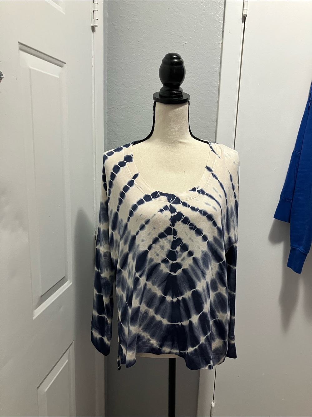 Women's Navy & Cream Tie-Dye Long Sleeve Scoop Neck Top